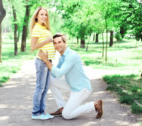 Jeune femme enceinte avec mari — Photo