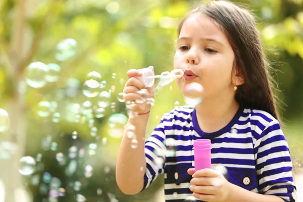 Щаслива дівчинка з бульбашками — стокове фото