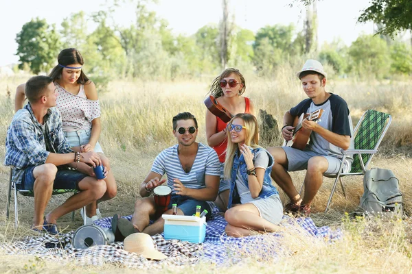 Unga Hippie Människor Avkopplande Skogen Utomhus — Stockfoto