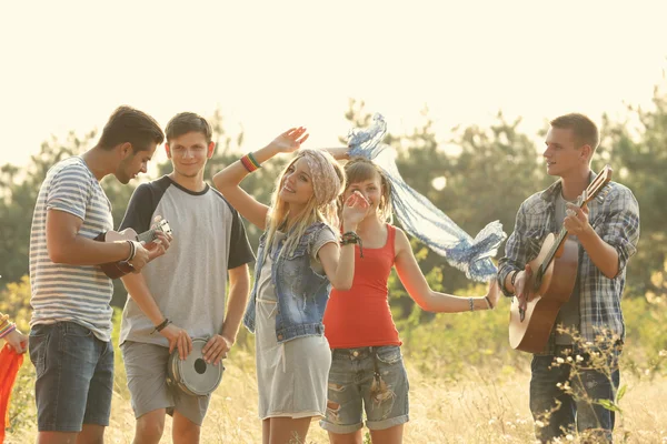 Alegre Sonriente Amigos Bailando Bosque Aire Libre — Foto de Stock