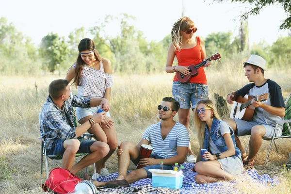 Jonge Hippie Mensen Ontspannen Het Forest Buitenshuis — Stockfoto