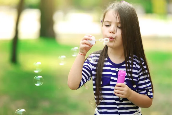 Gelukkig meisje met bubbels — Stockfoto