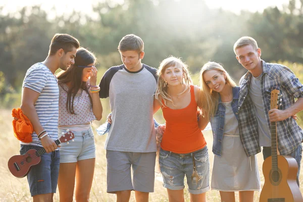 Amici senza pensieri con chitarre — Foto Stock