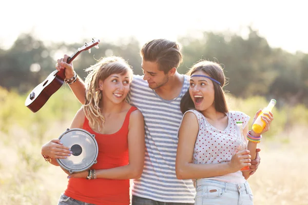 Sorglösa Vänner Med Gitarr Och Trumma Utomhus — Stockfoto