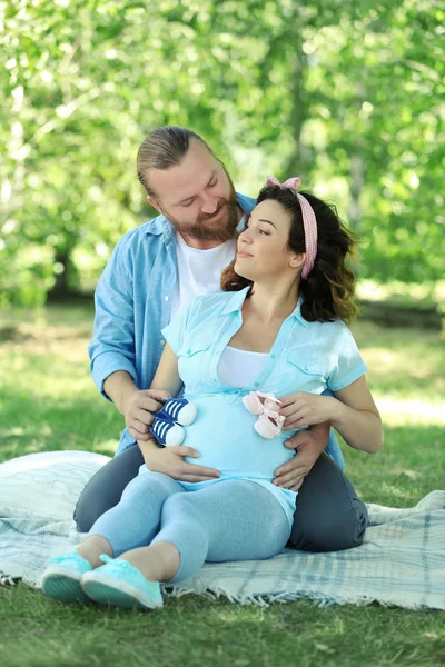 Woman with husband in park — Stock Photo, Image