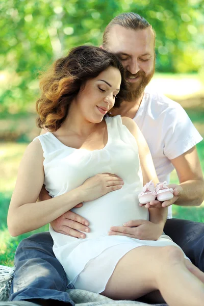 Mannen och hans vackra gravid fru — Stockfoto