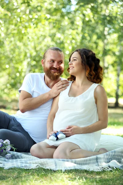 Knappe man en mooie zwangere vrouw — Stockfoto