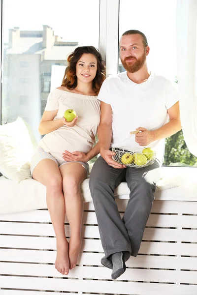 Happy beloved couple with apples — Stock Photo, Image