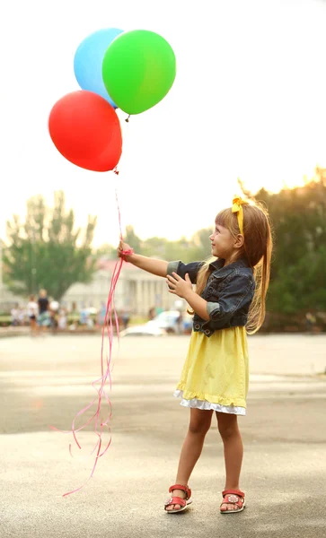 Petite fille avec des ballons — Photo