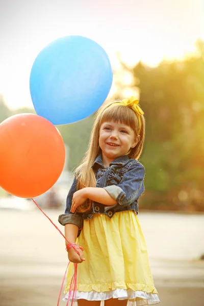 Liten flicka med ballonger — Stockfoto