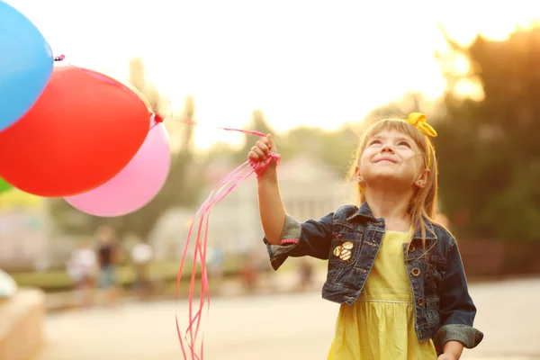 Holčička s balónky — Stock fotografie