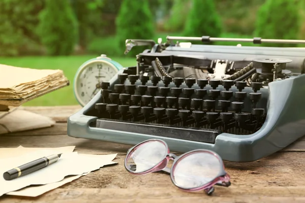 Alte schwarze Schreibmaschine — Stockfoto