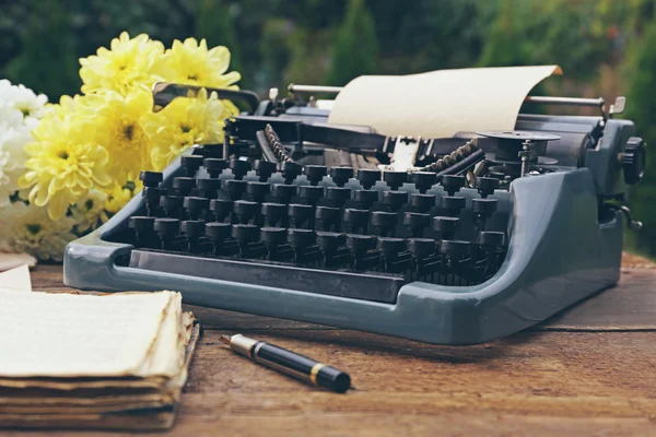 Vintage svart skrivmaskin — Stockfoto
