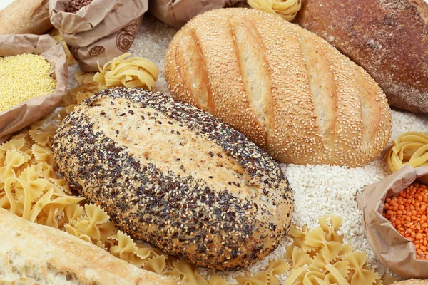 Pane misto, maccheroni e cereali fondo, primo piano — Foto Stock