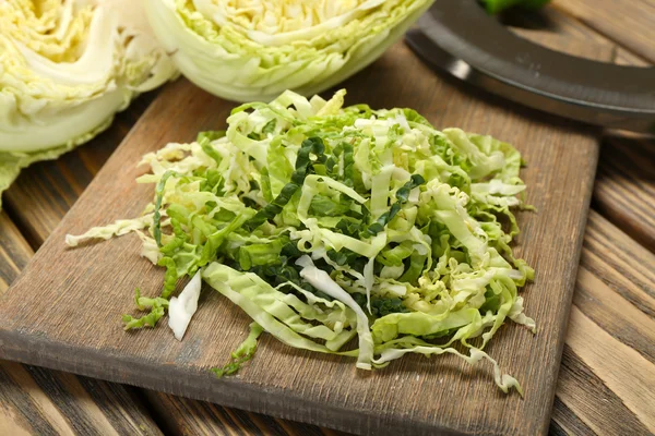 Skära savojkål på trä cutting board närbild — Stockfoto