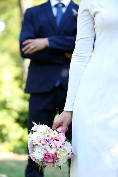 Novia con ramo de bodas y novio — Foto de Stock