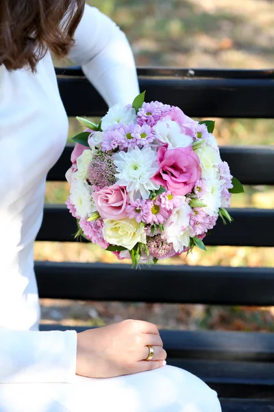 Svatební kytice v ruce — Stock fotografie