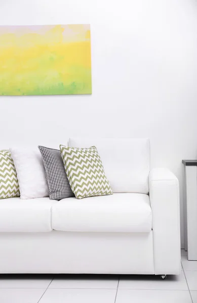 Sofa mit bunten Kissen — Stockfoto