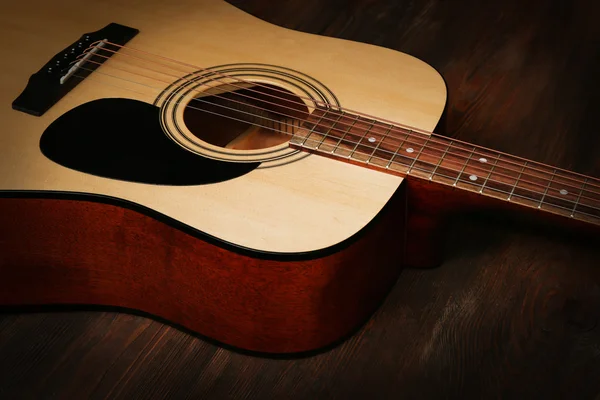 Guitarra em fundo de madeira — Fotografia de Stock