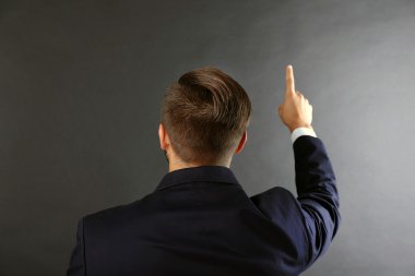 Beyaz genç adam arkadan görünüm    