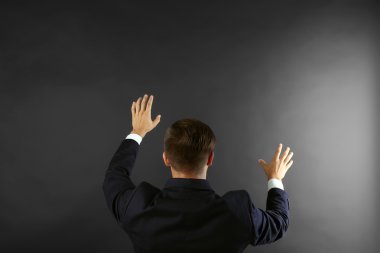 Beyaz genç adam arkadan görünüm    