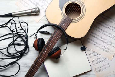 Gri ahşap arka plan müzik ekipman