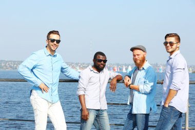 Erkekler riverside üzerinde rahatlatıcı