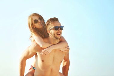 Kız sırtında taşıyan adam 