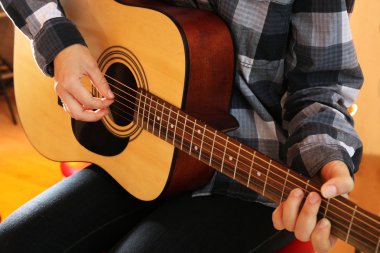Gitarist stüdyoda gitar çalıyor, yakın çekim