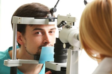 Kadın doktor incelenirken hasta