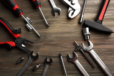 Ahşap arka plan, üstten görünüm üzerinde araçlar farklı türleri