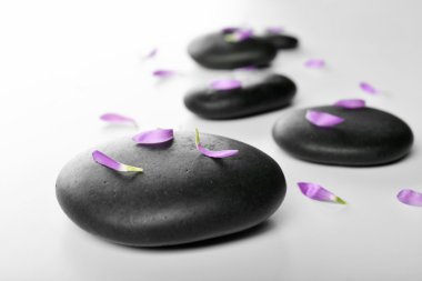 Çiçek yaprakları, üzerinde beyaz izole taşlarla sıcak spa