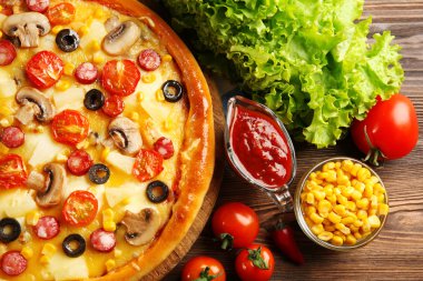 Lezzetli pizza ile sebze ve et, yakın çekim