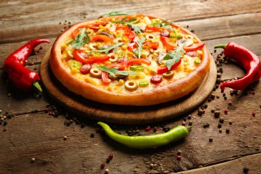 Ahşap zemin üzerine biber lezzetli pizza