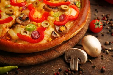 Delicious pizza ile sebze, dilimlenmiş yakın çekim