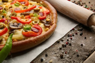 Delicious pizza ile sebze, dilimlenmiş yakın çekim