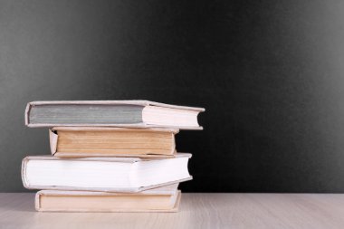 yığın kitap bir tablo 