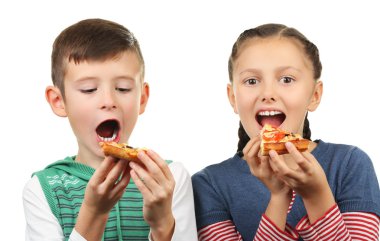 Çocuklar pizza yiyor.  