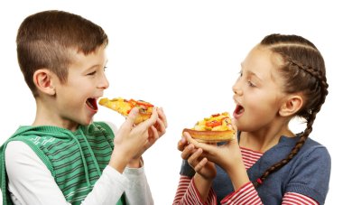Çocuklar pizza yiyor.  
