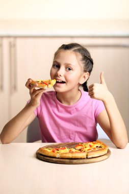 Pizza yiyen kız.