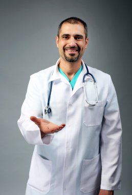 Doktor stetoskop ile portresi