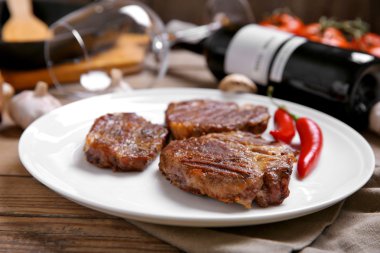 Kavrulmuş Dana fileto ahşap arka plan üzerinde plaka üzerinde