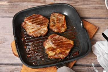 Ahşap arka plan üzerinde Pan kavrulmuş Dana fileto