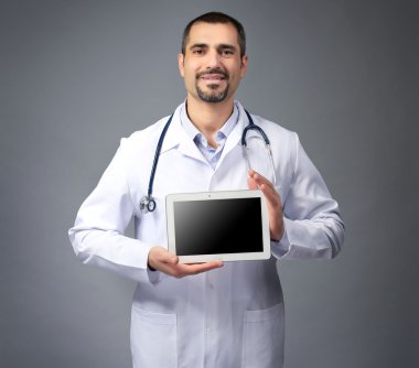 Bir doktor tablet ellerde ile portresi