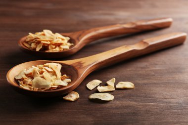 İki tahta kaşıklar masada, badem pul ile yakın çekim