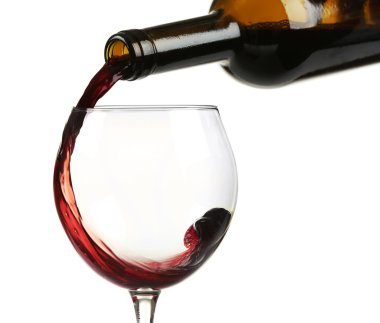 Kırmızı şarap bardağa dökülüyor, beyaz üzerine izole edilmiş.