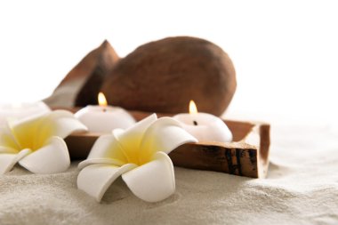 Yanan mumlar çiçeklerle 