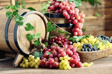 Üzüm kase ve ahşap masa üzerinde varil