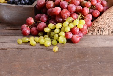 Ahşap kutusunda bir tablo üzerinde üzüm