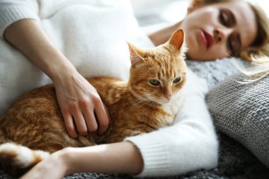 kadın kırmızı kedi ile döşeme